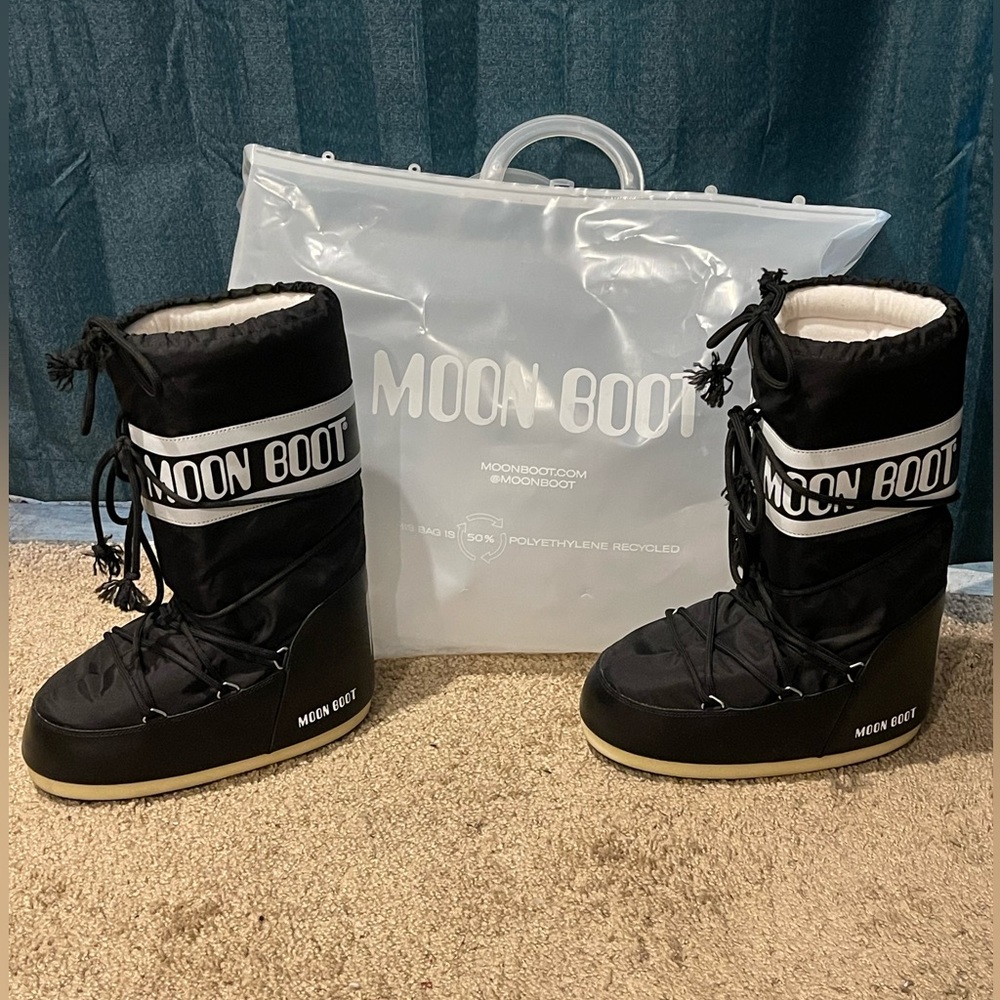 Moon Boots. Euro size 39/41—US 8/9.5. My normal size is a US 9 and they fit
